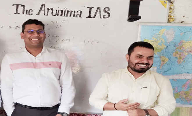 जिला रोजगार अधिकारी मुकुंद माधव ने चांदमारी स्थित अरुणिमा आईएएस कोचिंग में छात्रों का किया मार्गदर्शन