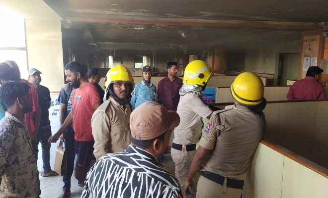 रक्सौल: भारतीय जीवन बीमा निगम के शाखा कार्यालय में शॉर्ट-सर्किट के कारण लगी आग