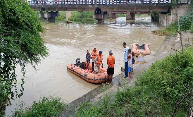 नेपाल से लौट रहे तीन युवक नदी में गिरे, एक लापता, दो ने बचाई जान