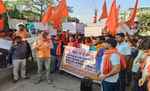 विश्व हिन्दू परिषद व बजरंग दल के कार्यकर्ताओं ने निकाला विरोध मार्च