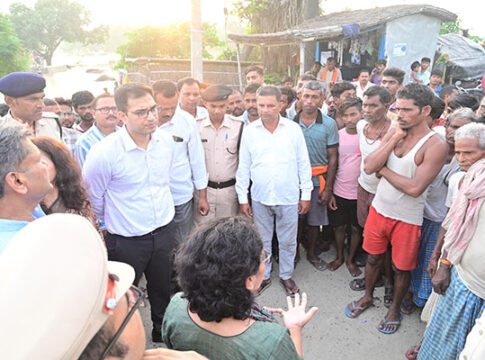 जिला प्रभारी मंत्री सुनील कुमार ने मोतिहारी के केसरिया में बाढ़ प्रभावित को राशन व पॉलिथीन बाँटने को कहा