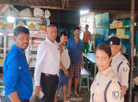 अरेराज के बाद पकड़ीदयाल में भी मिठाई दुकानों पर छापेमारी, सेंपल जांच के लिए भेजे गए