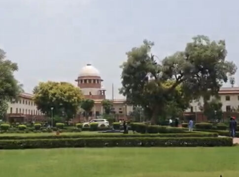 कोविड-19 टीके से दुष्प्रभाव की याचिका खारिज, सुप्रीम कोर्ट ने शिकायतकर्ता से क्या पूछा