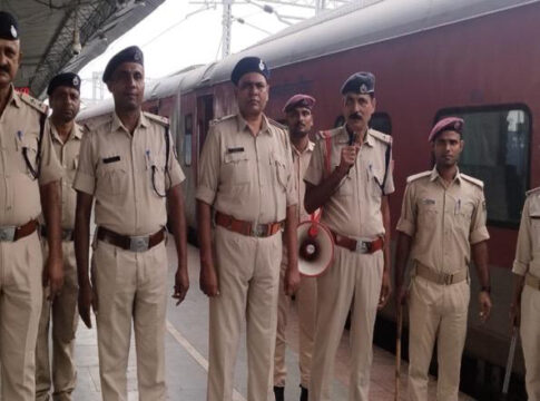 छठ पूजा पर आरपीएफ व जीआरपी का रक्सौल रेलवे जंक्शन पर विशेष जांच अभियान