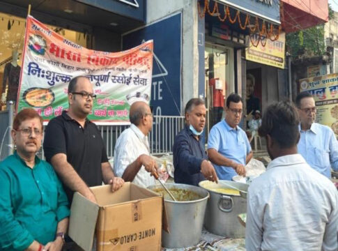 रक्सौल में भारत विकास परिषद ने करीब 500 लोगों को कराया नि:शुल्क भोजन