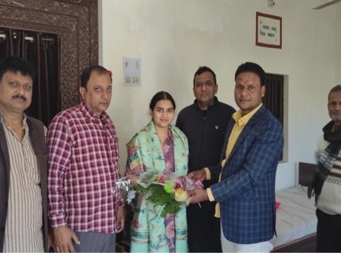 जज बनने वाली महदेवा गांव की बेटी साक्षी आर्या को किया गया सम्मानित