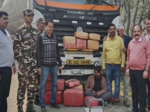 नेपाल से लौट रहे गैस के दो टैंकरों के केबिन से डेढ़ क्विंटल गांजा ज़ब्त