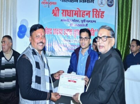 सड़क दुर्घटना में घायल व्यक्तियों को अस्पताल पहुँचाने पर कानूनी पचड़ा नहीं, बल्कि मिल रहा गुड समेटिरन सम्मान