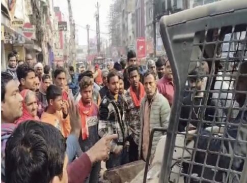 अतिक्रमण हटाने में प्रशासन की सख्ती से फल विक्रेताओं में आक्रोश, जेसीबी सामने लेटा, कई रोते- बिलखते देखे गये