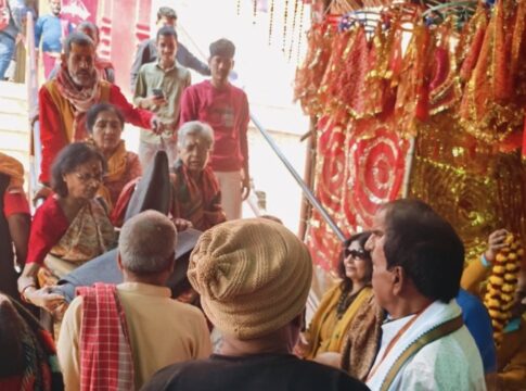 महिला इमदाद कमिटी के सदस्यों ने चादर, कंबल और खाद्य सामग्री का किया वितरण