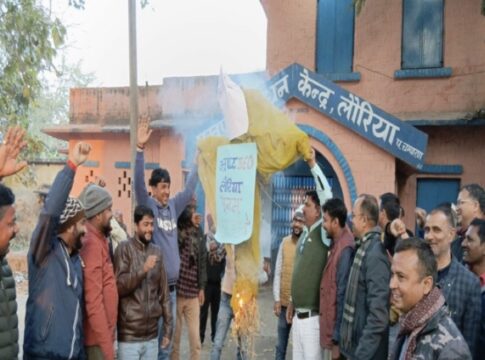 भ्रष्टाचार का आरोप लगा लौरिया के बीआरसी परिसर में शिक्षकों ने BEO का पुतला फूंका