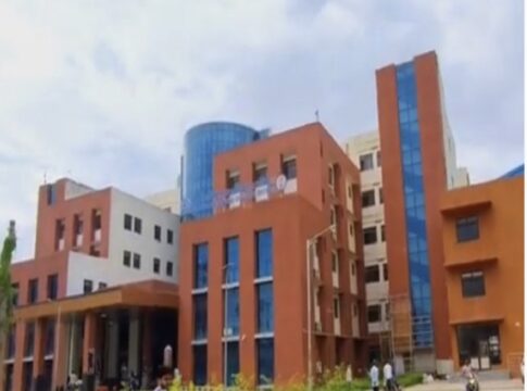 पश्चिमी चम्पारण के युवा ट्रैफिक नियमों के प्रति लापरवाह! सड़क दुर्घटना में 6 घायल, 5 जीएमसीएच रेफर