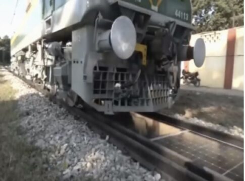 वाराणसी में भारतीय रेलवे की बड़ी उपलब्धि, रेल पटरियों से बिजली उत्पादन की अनोखी पहल