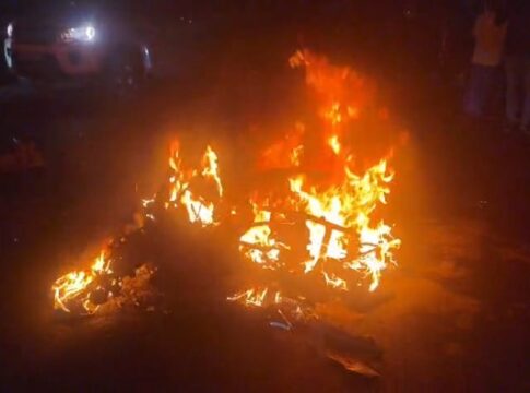 एनएच-727 पर रफ्तार का कहर : बोलेरो और बाइक की भीषण टक्कर में युवक गंभीर, बाइक धू-धू कर राख